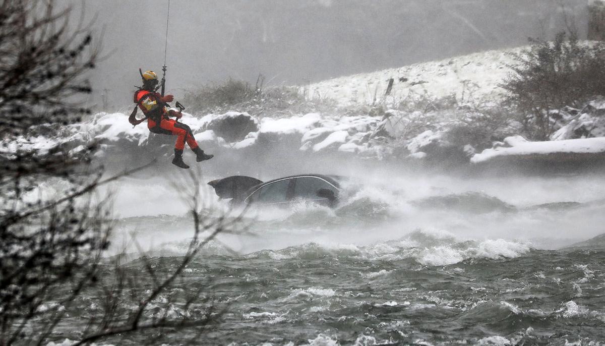 Niagara Falls Accident Video  Car Float Near Edge Of Niagara Falls  2 Women Dead  Check What Happened  - 24