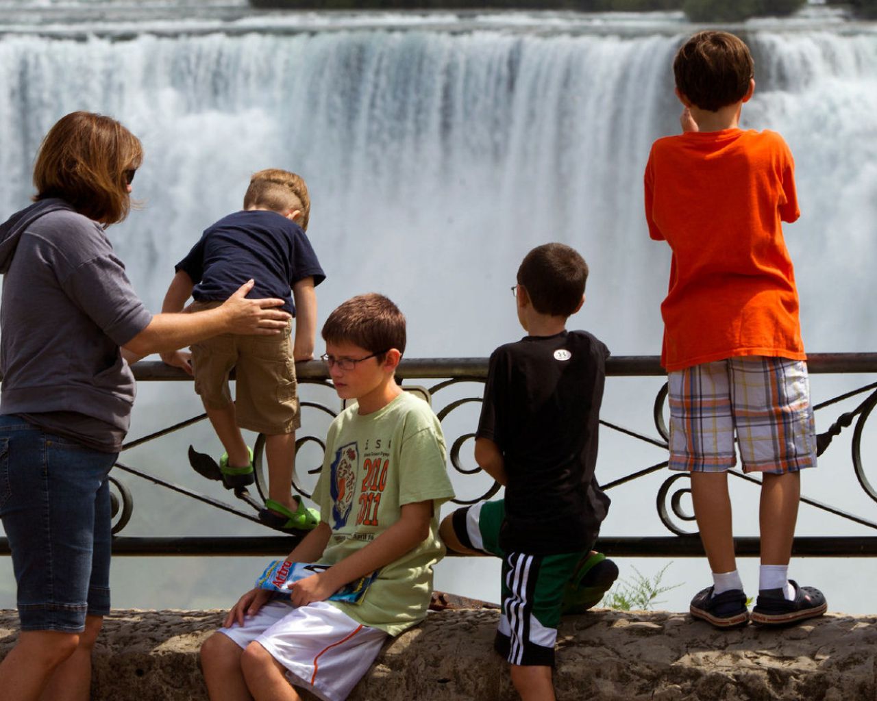 Niagara Falls Accident Video, Car Float Near Edge Of Niagara Falls, 2